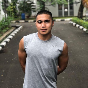 Aprilio Manganang Gandeng Wanita Cantik, Warganet Patah Hati