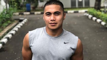 Aprilio Manganang Gandeng Wanita Cantik, Warganet Patah Hati