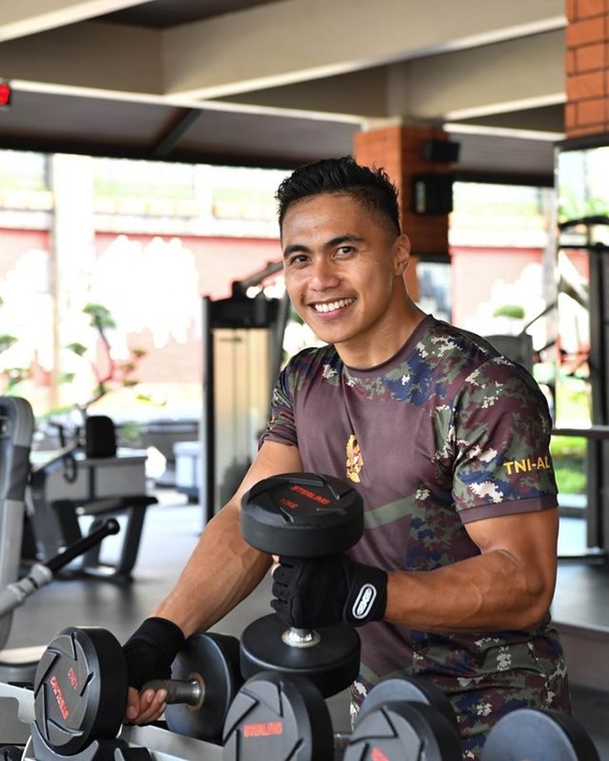 Aprilio Manganang membagikan foto masa lalunya saat menjadi Aprilia Manganang&period; Yuk kita lihat transformasinya&excl;