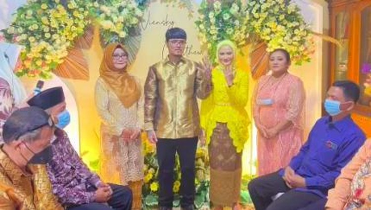 Viral Kekasih Beda Agama, Pria Akhirnya Pilih Jadi Mualaf Viral Kekasih Beda Agama, Pria Akhirnya Pilih Jadi Mualaf