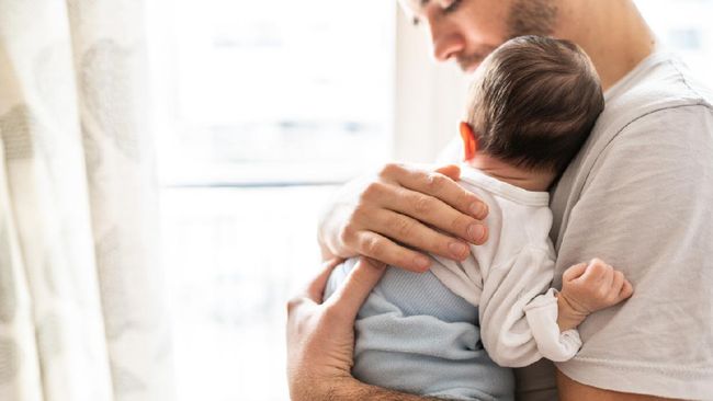 Kenali Gejala Depresi Postpartum pada Pria setelah Bunda Melahirkan