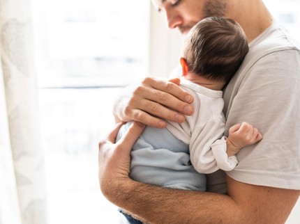 Kenali Gejala Depresi Postpartum pada Pria setelah Bunda Melahirkan