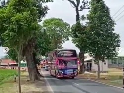 Bahaya Banget! Bus Penuh Penumpang Ini Lakukan Aksi Oleng Kanan-Kiri
