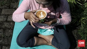 FOTO: Minum Kopi Sambil Berjemur Kala Pandemi Covid-19