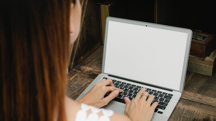 Cara merawat laptop/pexels.com/Angela Roma