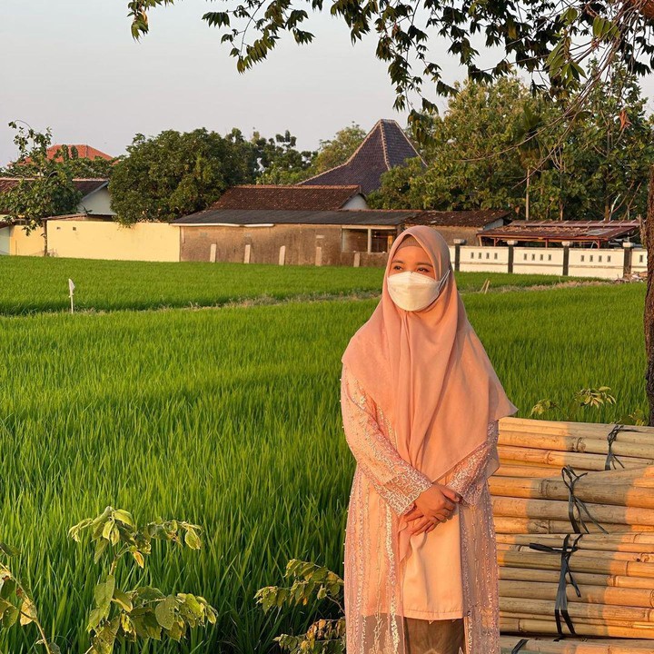 <p>Chacha membagikan momen saat menikmati sore di pinggir sawah. Ia mengaku bersyukur bisa mempuyai waktu merasakan keindahan jelang matahari terbenam di Kendal, Jawa Tengah. (Foto: instagram.com/chafrederica)</p>