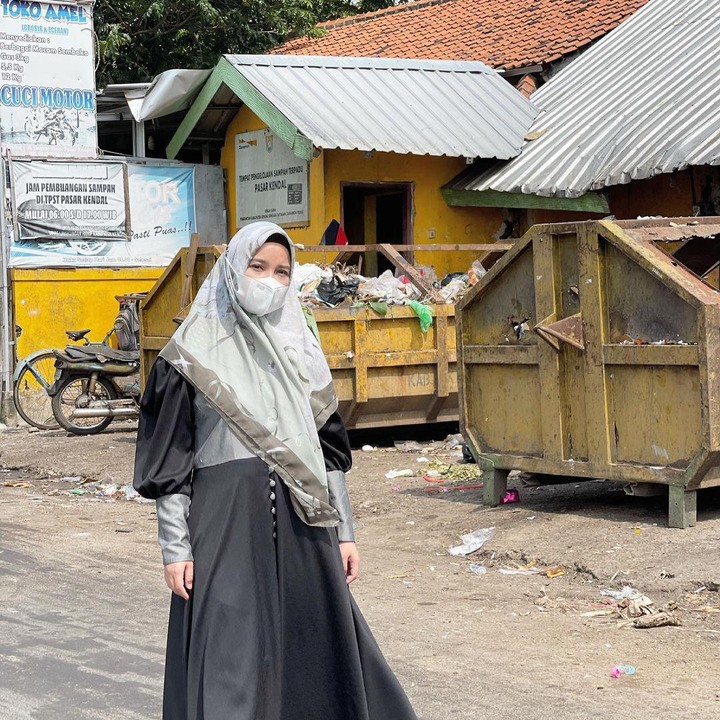 <p>Artis berusia 31 tahun ini juga sering meninjau langsung beberapa lokasi yang menjadi isu penting di Kendal. Chacha juga sering memberi informasi kepada masyarakat lewat akun Instagram pribadinya. (Foto: instagram.com/chafrederica)</p>