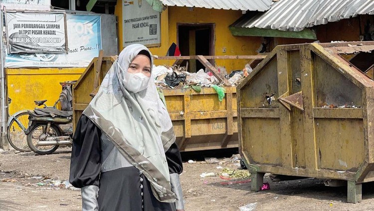 chacha frederica berpose di pasar