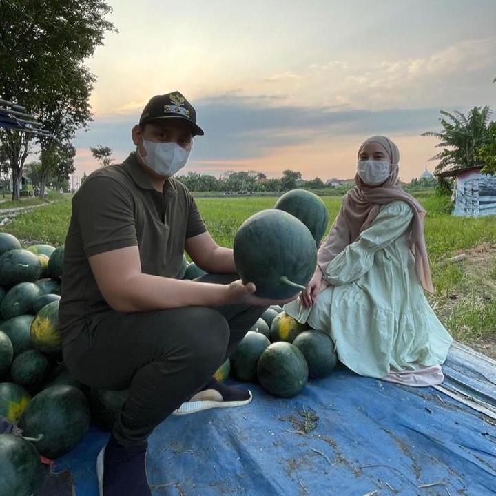 <p>Dalam beberapa unggahannya, Chacha Frederica juga sering menemani sang suami, Dito Ganinduto dalam berbagai kegiatan. Tampak serasi sekali ya, Bun?(Foto: instagram.com/chafrederica)</p>