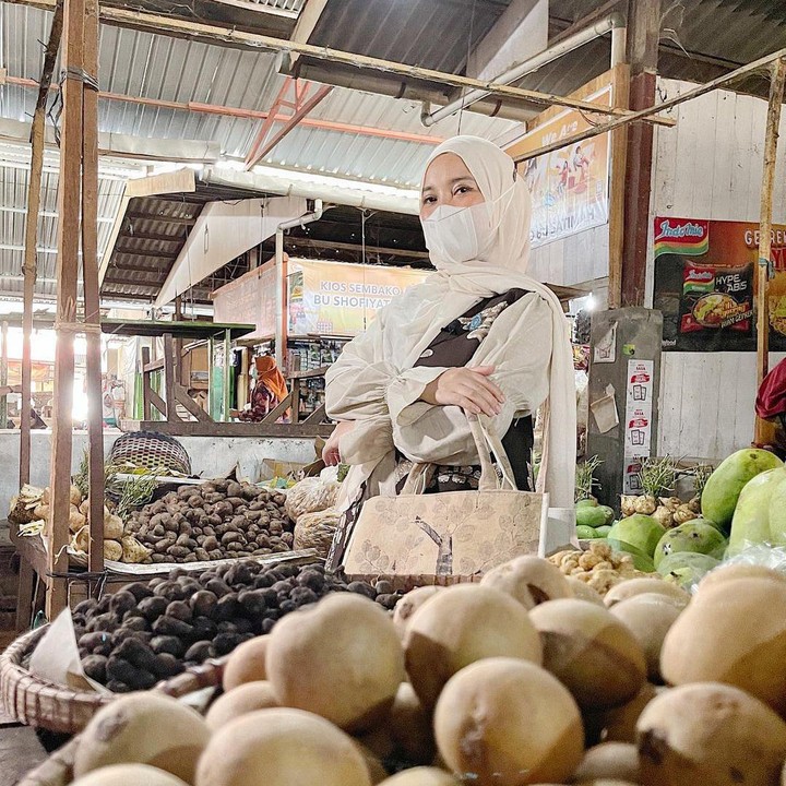 <p>Chacha juga tampak senang berbelanja ke pasar tradisional. Gaya berpakaiannya pun tetap modis sambil menentang tas kesayangannya. (Foto: instagram.com/chafrederica)</p>