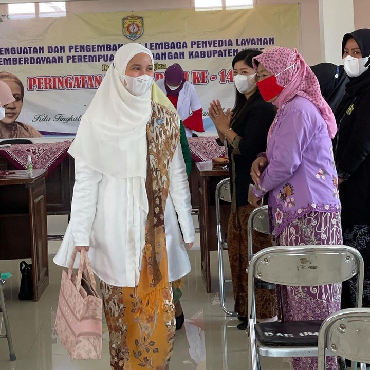 <p>Chacha juga sering terlihat hadir dalam berbagai acara bersama ibu-ibu PKK di Kendal. Chacha tampak menikmati kesibukan barunya sebagai istri bupati Kendal. (Foto: instagram.com/chafrederica)</p>