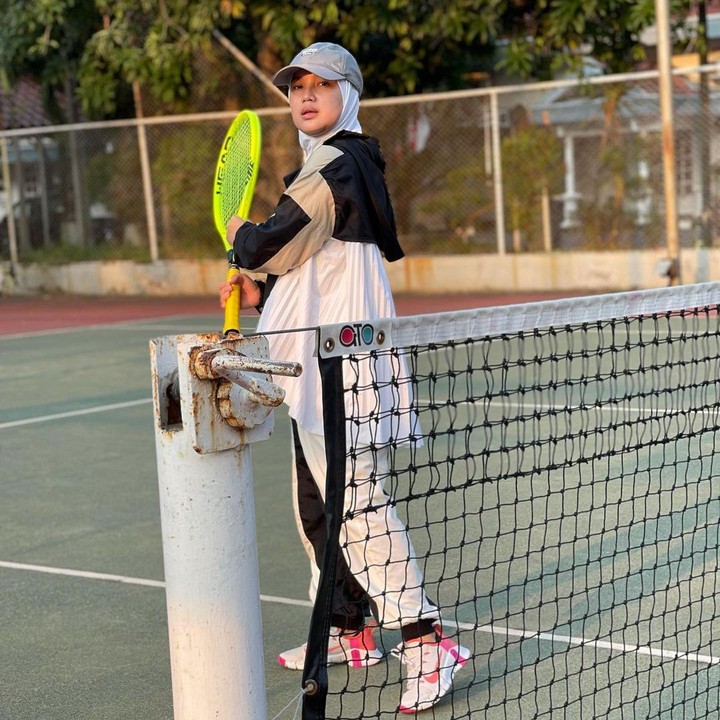 <p>Dalam unggahan terbarunya, Chacha membagikan momen saat berolahraga tenis. Sebelumnya, ibu anak satu ini sering memperlihatkan keseruannya menunggang kuda di Kendal. (Foto: instagram.com/chafrederica)</p>