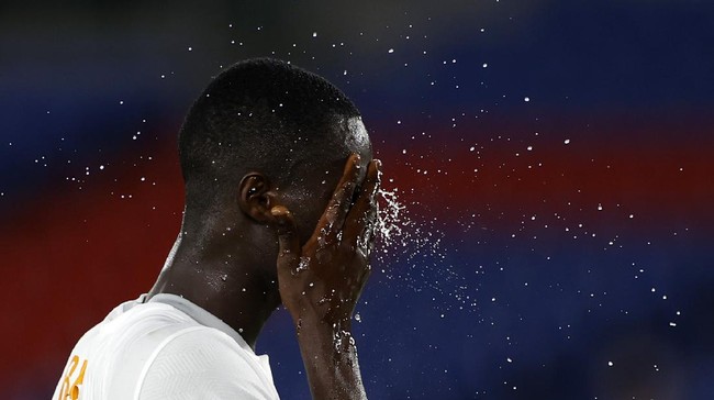 Bek Manchester United Eric Bailly jadi pahlawan sekaligus petaka bagi timnas Pantai Gading di perempat final Olimpiade Tokyo 2020.