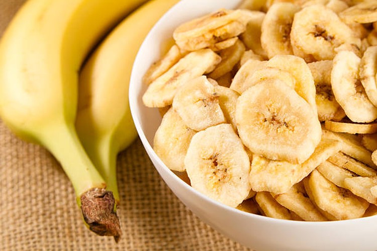 RESEP KERIPIK PISANG TANPA KAPUR SIRIH Selain digoreng, pisang bisa diolah jadi camilan yang enak dengan cara dibakar, dibuat kue, atau dijadikan keripik, Bunda. Simak resepnya berikut ini, ya.