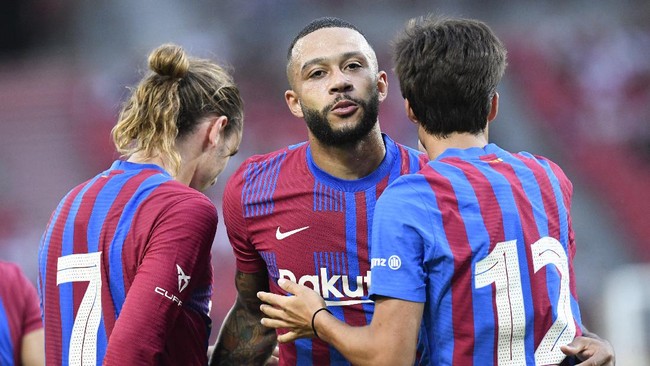 Memphis Depay mencetak gol indah saat Barcelona mengalahkan VfB Stuttgart 3-0 pada laga uji coba pramusim di Mercedez-Benz Arena.