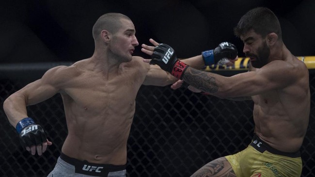 Sean Strickland menang angka atas Uriah Hall dalam duel utama UFC Fight Night di UFC Apex, Las Vegas, Minggu (1/8).