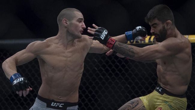 Strickland Menang Angka Atas Hall di UFC Fight Night Sean Strickland menang angka atas Uriah Hall dalam duel utama UFC Fight Night di UFC Apex, Las Vegas, Minggu (1/8).