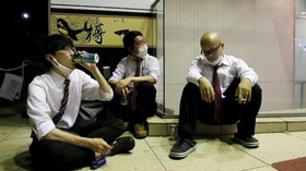 FOTO: Penikmat Alkohol Menolak Tunduk Jam Malam di Tokyo