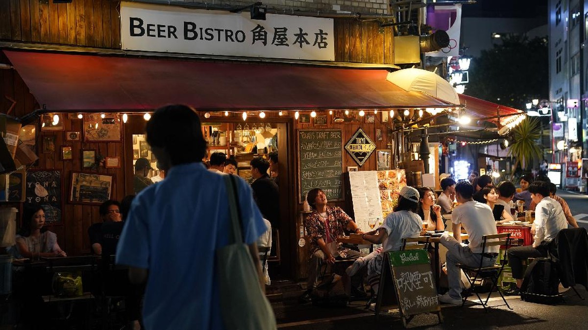 FOTO: Penikmat Alkohol Menolak Tunduk Jam Malam di Tokyo