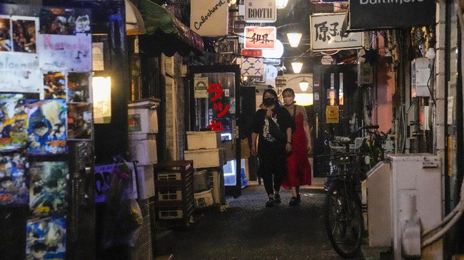 FOTO: Penikmat Alkohol Menolak Tunduk Jam Malam di Tokyo