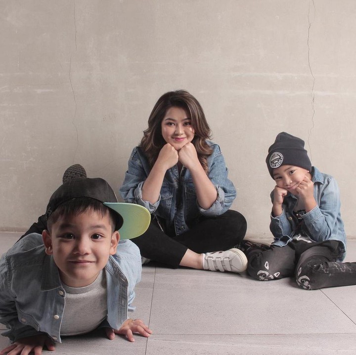 <p>Sherrin dan kedua putranya kerap berpose dengan <em>outfit</em> senada nih, Bunda. Mereka kompak menggunakan jaket denim dengan bawahan hitam. (Foto: Instagram: @stharia)</p>