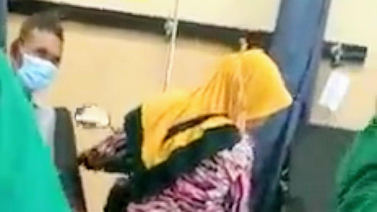 viral emak-emak masukkan motor ke igd rumah sakit