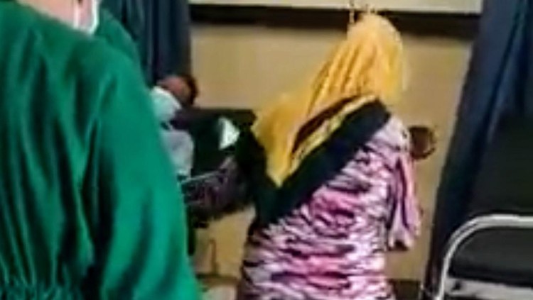 viral emak-emak masukkan motor ke igd rumah sakit