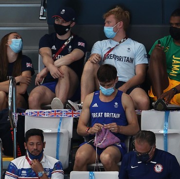 Atlet Ganteng Kepergok Asyik Merajut Kantung untuk Medali Kemenangan