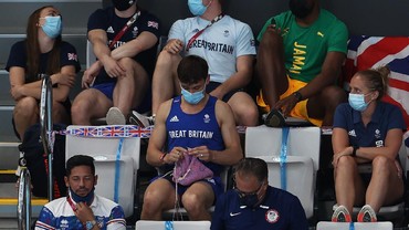 Atlet Ganteng Kepergok Asyik Merajut Kantung untuk Medali Kemenangan