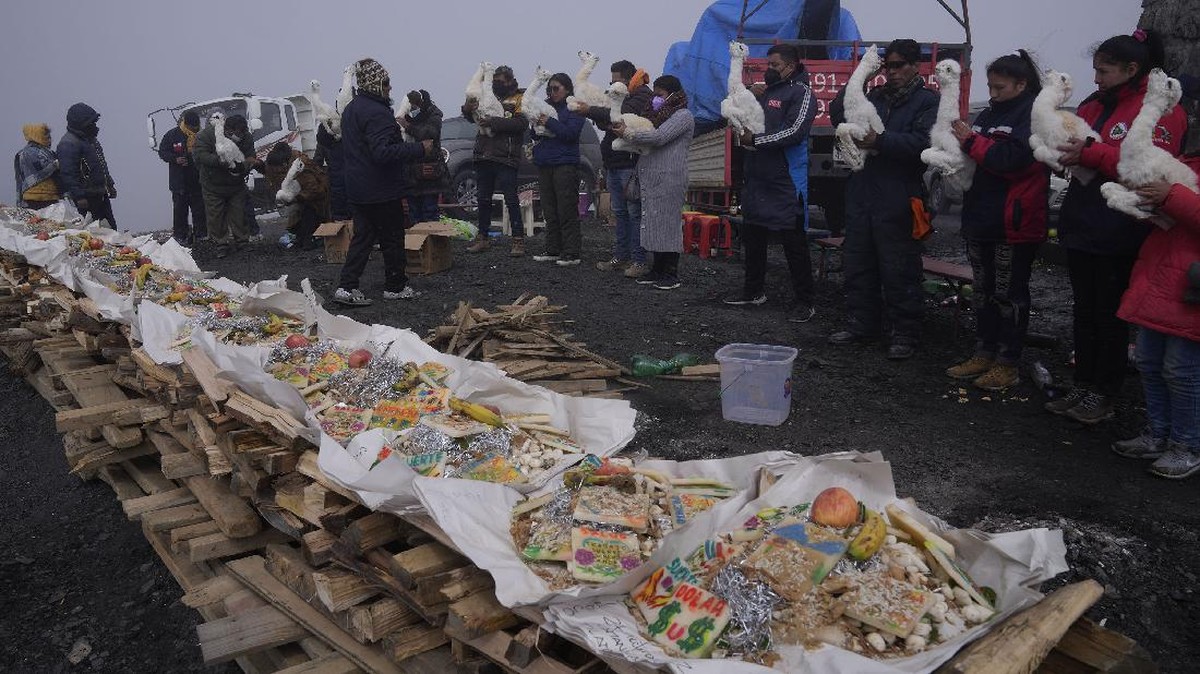 FOTO: Ritual Warga Bolivia Beri Sembahan untuk Ibu Pertiwi