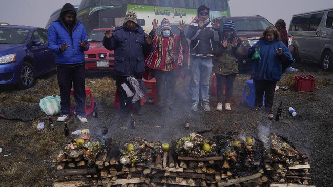 FOTO: Ritual Warga Bolivia Beri Sembahan untuk Ibu Pertiwi