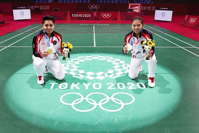 CHOFU, JAPAN - AUGUST 02: Gold medalists Greysia Polii(right) and Apriyani Rahayu of Team Indonesia pose for photo on the badminton court on day ten of the Tokyo 2020 Olympic Games at Musashino Forest Sport Plaza on August 02, 2021 in Chofu, Tokyo, Japan. (Photo by Lintao Zhang/Getty Images)