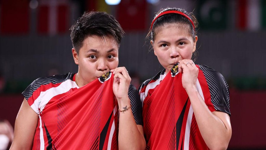 Apriyani Rahayu, Greysia Polii CHOFU, JAPAN - JULY 31: Greysia Polii(right) and Apriyani Rahayu of Team Indonesia pose for camera after their victory against Lee Sohee and Shin Seungchan of Team South Korea during a Women’s Doubles Semi-final match on day eight of the Tokyo 2020 Olympic Games at Musashino Forest Sport Plaza on July 31, 2021 in Chofu, Tokyo, Japan. (Photo by Lintao Zhang/Getty Images)