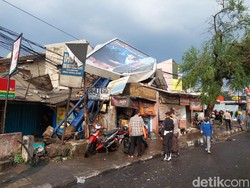 Hujan Angin Terjang Cimahi, Baliho Raksasa Roboh Timpa Warung