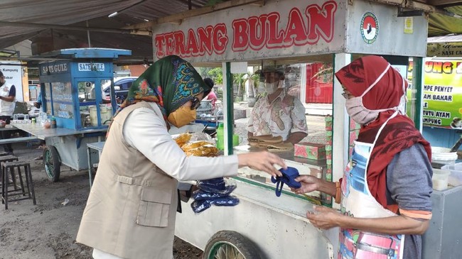 BNPB melakukan pemantauan PPKM Level 4 di Bali dan memberikan bantuan 50 ribu buah masker, 12 ribu di antaranya dialokasikan untuk Jembrana dan Buleleng.