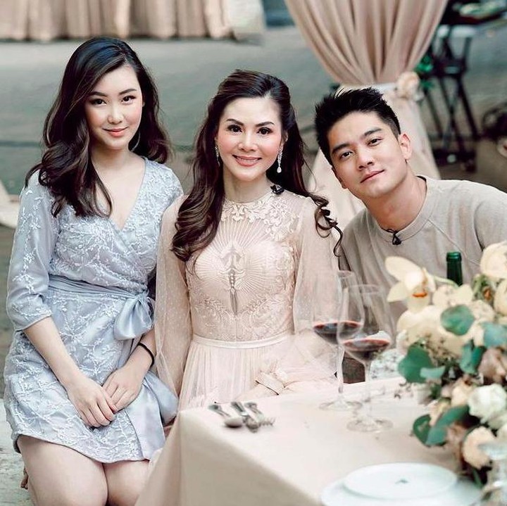 <p>Kalau dilihat dari wajah, Boy dan Margaret benar-benar mirip seperti kakak adik, Bunda. Ia bahkan kerap bermain gim dan memberikan nasihat terkait investasi. (Foto: Instagram: @margaretvivi)</p>