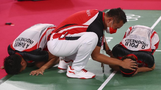 Di balik keberhasilan Greysia/Apriyani juara Olimpiade, ada Eng Hian yang juga berjuang, tegang dan akhirnya larut dalam kegembiraan.