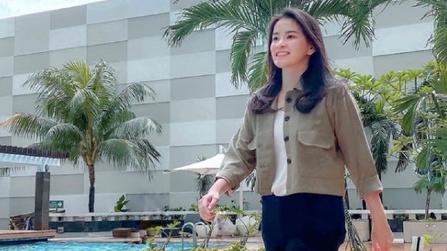 Felicia Putri Tjiasaka mendapatkan uang Rp1 miliar pertamanya di usia 25 tahun. Feli mendapat Rp1 M setelah menjadi content creator