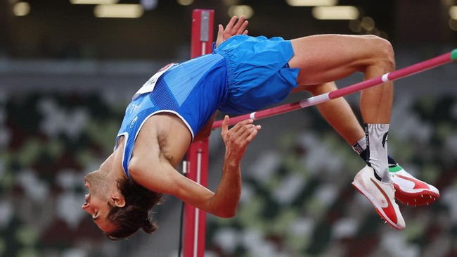 Dengan wajah lelah Mutaz Essa Barshim dan Gianmarco Tamberi bertanya ke ofisial apakah medali emas lompat tinggi Olimpiade Tokyo 2020 bisa dibagi dua.