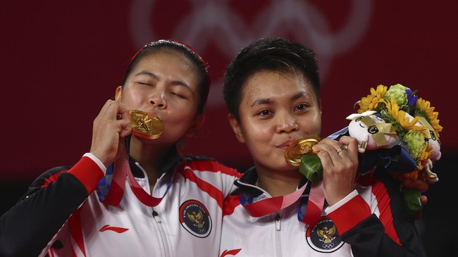 Indonesia mengalami kenaikan peringkat dalam klasemen Olimpiade Tokyo setelah meraih satu emas dan satu perunggu pada Senin (2/8).