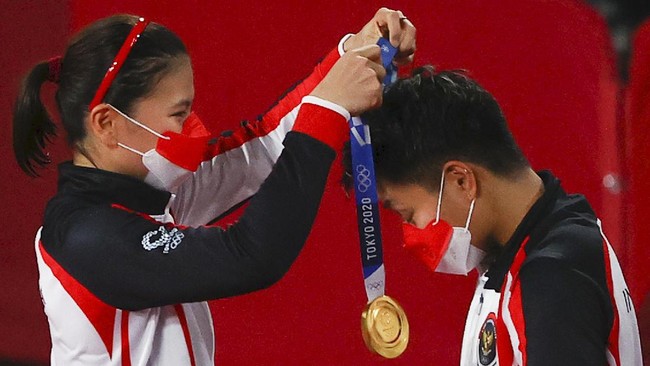 Atlet ganda putri badminton Indonesia Greysia Polii memberikan penjelasan soal rencana pensiun usai meraih medali emas di Olimpiade Tokyo 2020.