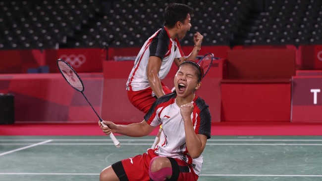 Ganda putri Greysia Polii/Apriyani Rahayu merebut medali emas pertama Indonesia di Olimpiade Tokyo 2020 setelah mengalahkan Chen Qing Chen/Jia Yi Fan.