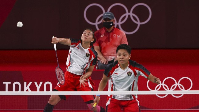Apriyani Rahayu menciptakan momen unik ketika ia berteriak 'kakak tolongin aku' ke Greysia Polii dalam laga 16 besar Denmark Open.