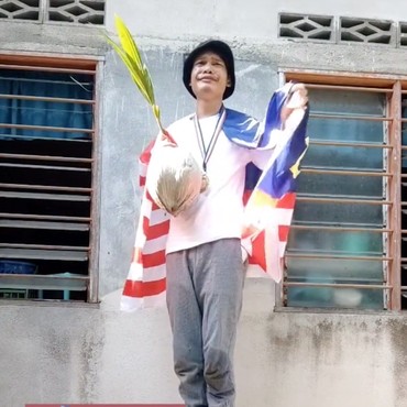 Bikin Ngakak, Video Parodi Olimpiade Lomba Masukkin Air ke Dalam Botol