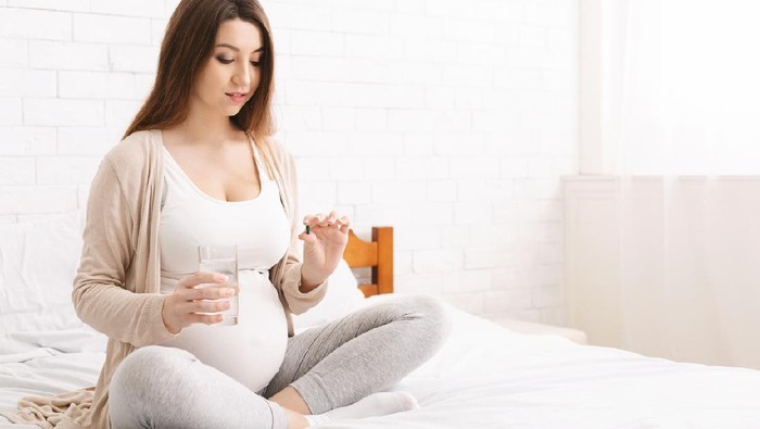 Ibu hamil minum obat