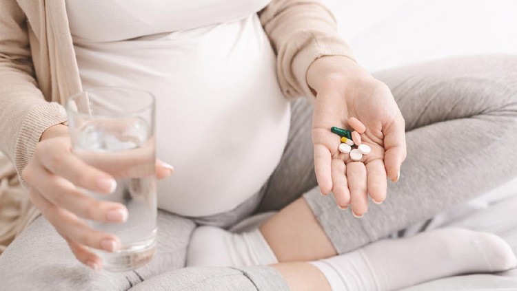 Ibu hamil minum obat Ibu hamil minum obat