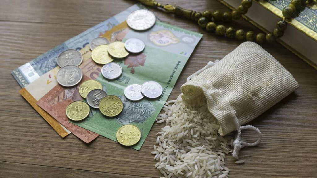 Zakat Fitrah dengan Uang atau Beras, Mana yang Lebih Utama?