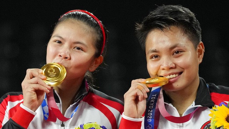 Ini Momen Haru dan Bangga Greysia/Apriyani Usai Raih Emas Greysia Polii/Apriyani Rahayu meraih emas cabor bulutangkis Olimpiade Tokyo 2020 nomor ganda putri. Mereka mengalahkan Chen Qing Chen/Jia Yi Fan dua gim langsung 21-19 dan 21-15.
