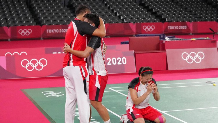 Ini Momen Haru dan Bangga Greysia/Apriyani Usai Raih Emas Greysia Polii/Apriyani Rahayu meraih emas cabor bulutangkis Olimpiade Tokyo 2020 nomor ganda putri. Mereka mengalahkan Chen Qing Chen/Jia Yi Fan dua gim langsung 21-19 dan 21-15.
