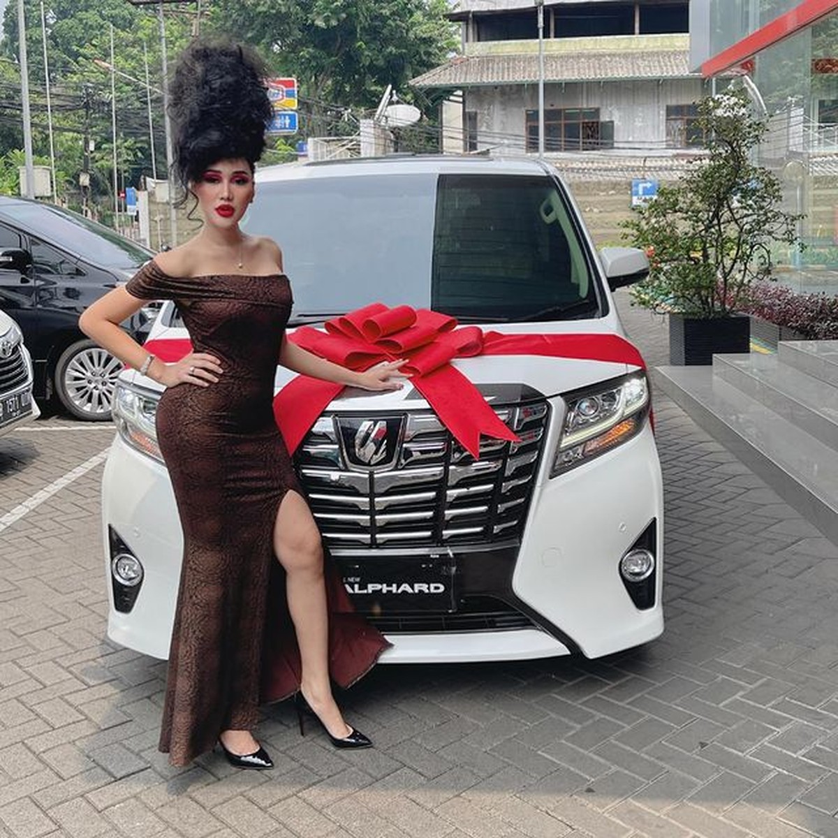 Baru-baru ini Lucinta Luna membeli mobil mewah baru hasil kerja kerasnya&period; Yuk kita intip gaya Lucinta Luna pamer mobilnya&excl;